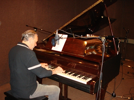 Robert Werner am Bösendorfer Flügel im Studio 4. (Foto: Helmut Portele)